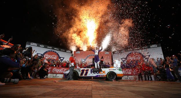 Visit Denny Hamlin ganó una caótica Coca-Cola 600 en el Charlotte Motor Speedway page