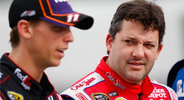 Visit Denny Hamlin a 1 victoria de empatar a Tony Stewart en la Cup Series page
