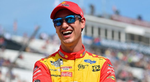 Visit Joey Logano a la caza del campeonato de la temporada regular … a pesar de todo page