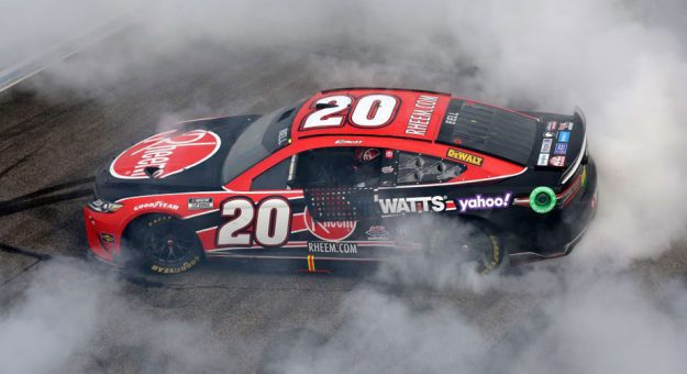 Visit Chirstopher Bell le dio otro giro a los Playoffs Cup Series con su victoria en New Hampshire page