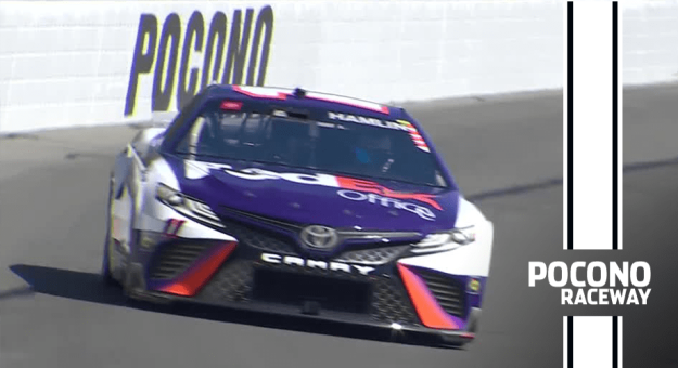 Visit Denny Hamlin ganó la Pole para la M&M’s Fan Appreciation 400 en Pocono page