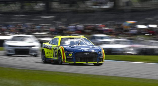 Visit Ryan Blaney frustrado con el final en Indy: ‘Todos iban chocando con todos’ page
