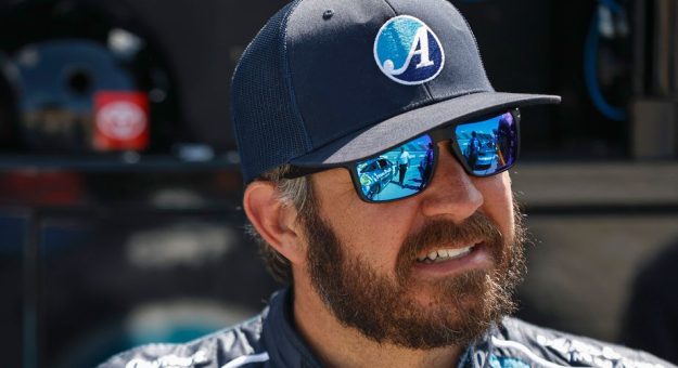 Visit Martin Truex Jr. fuera de los Playoffs con 3 carreras más de la temporada regular page