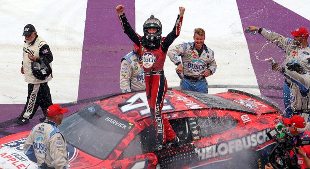 Visit Kevin Harvick ganó la FireKeepers Casino 400 de la Cup Series en Michigan page
