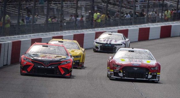 Visit Martin Truex Jr. rescató un Top 10 en Richmond, pero perdió terreno en los Playoffs page
