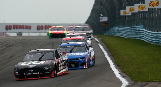 Visit Pilotos predicen el caos en la curva 1 en The Glen International este domingo page