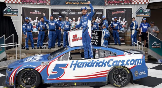 Visit Kyle Larson ganó la Go Bowling at The Glen de la NASCAR Cup Series 2022 page