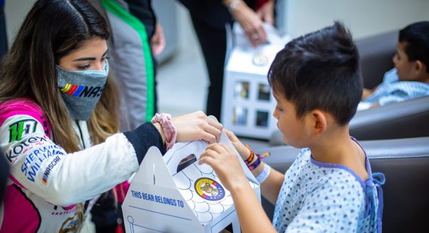 Visit Speedy Bear y NASCAR Foundation llevan alegría a hospitales en México y Estados Unidos page
