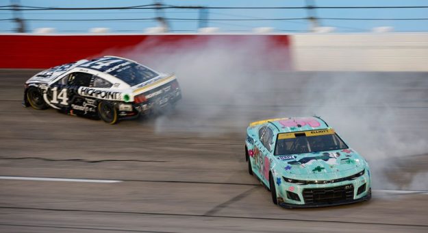 Visit Chase Elliott abandonó en Darlington tras accidente al final de la Etapa 1 page