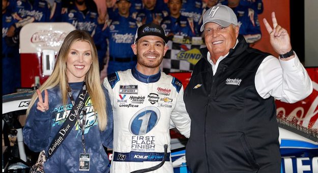 Visit Kyle Larson renovó con HendrickCars.com y Hendrick Motorsports hasta 2026 page