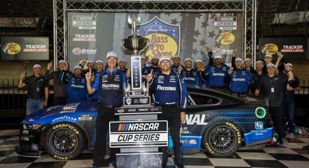Visit Chris Buescher ganó la Bass Pro Shops Night Race de los Playoffs Cup Series 2022 en Bristol page