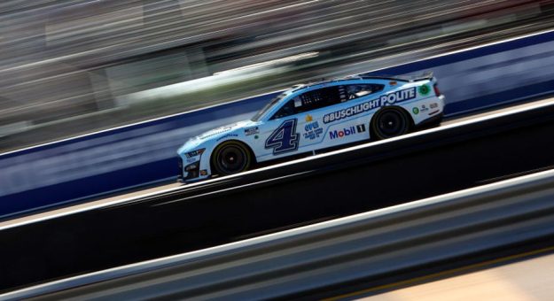 Visit NASCAR castigó al Equipo No. 4 de Kevin Harvick por modificación ilegal page