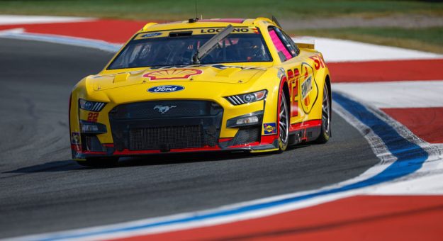 Visit Joey Logano en la Pole para la Bank of America ROVAL 400 en el Charlotte Motor Speedway page