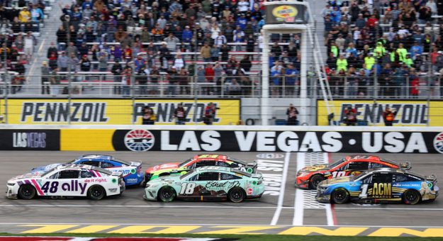 Visit Favoritos de los apostadores para los Playoffs NASCAR 2022 en Las Vegas page