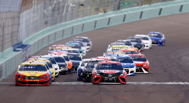 Visit Favoritos de los apostadores para los Playoffs NASCAR Cup Series 2022 en Homestead page
