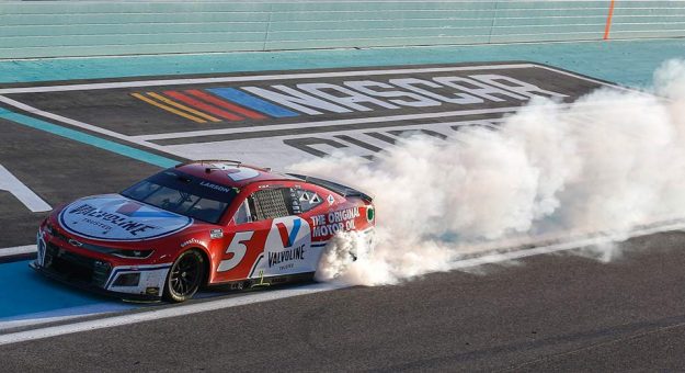 Visit Kyle Larson va por el campeonato de propietarios, tras victoria en Homestead page