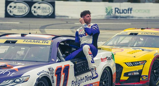 Visit Denny Hamlin lamentó su eliminación y elogió la maniobra de Ross Chastain page