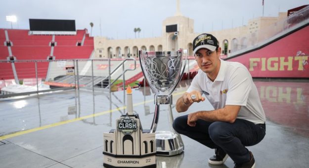 Visit El Tour de la Victoria de Joey Logano comenzó y terminó en el LA Coliseum page
