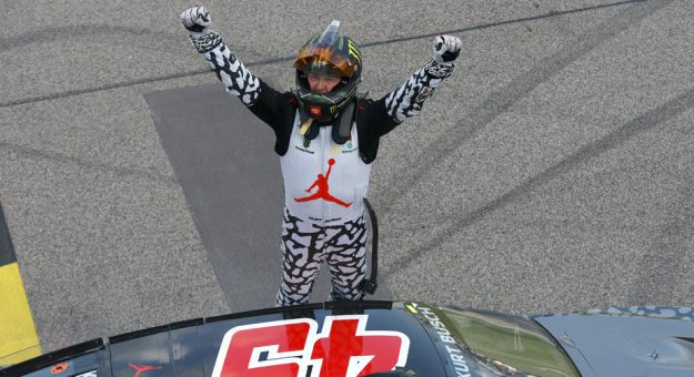 Visit Los mejores fire suits de los pilotos NASCAR Cup Series 2022 page