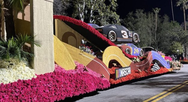 Visit La carroza del 75 aniversario de la NASCAR en el Desfile de las Rosas page
