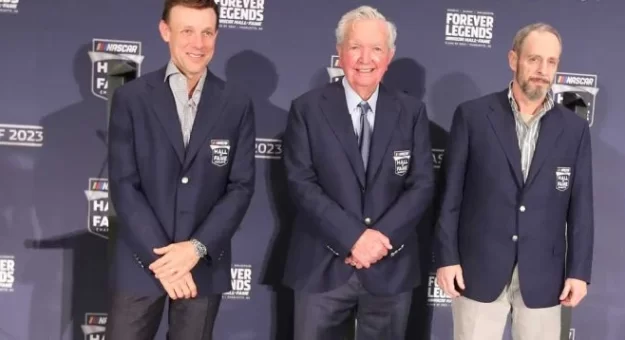 Visit No te pierdas la ceremonia del Salón de la Fama NASCAR Clase 2023 page