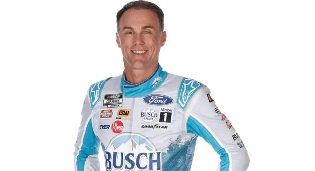 Visit Pilotos de la NASCAR Cup Series 2023 con sus buzos de carrera page