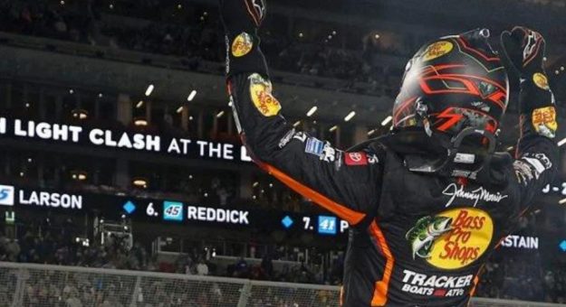 Visit Martin Truex Jr. ganó la Busch Light Clash en el LA Coliseum page
