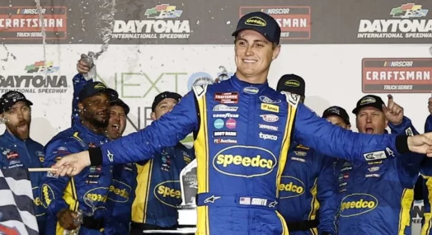 Visit Zane Smith ganó la NextEra Energy 250 de la Craftsman Truck Series 2023 en Daytona page