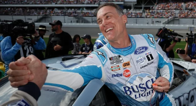 Visit Pilotos con más carreras consecutivas en la Cup Series page