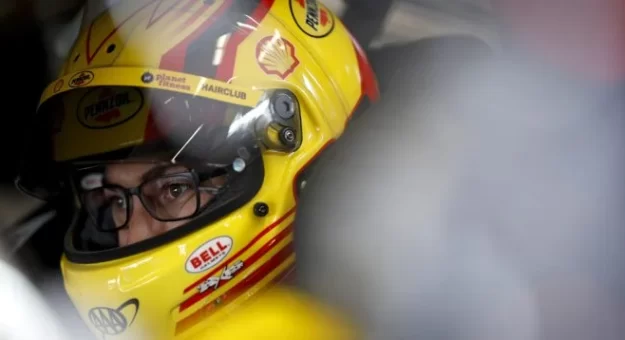Visit Joey Logano arrancará desde la Pole Position en la Pennzoil 400 en Las Vegas page