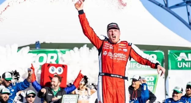 Visit Austin Hill ganó la Alsco Uniforms de la Xfinity Series 2023 en Las Vegas page