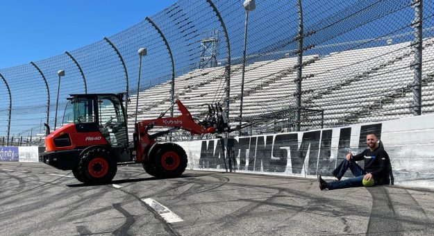 Visit Ross Chastain ayudó a retirar el muro de su ‘Hail Melon’ en el Martinsville Speedway page