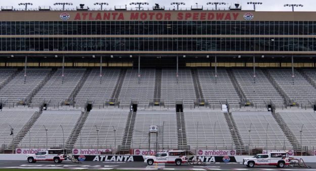 Visit Lluvia cenceló actividades en pista del viernes en el Atlanta Motor Speedway page