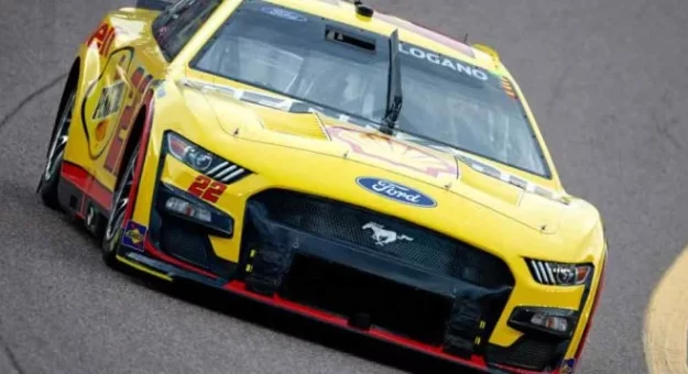 Visit Joey Logano arrancará desde la Pole Position en la Ambetter Health 400 en Atlanta page