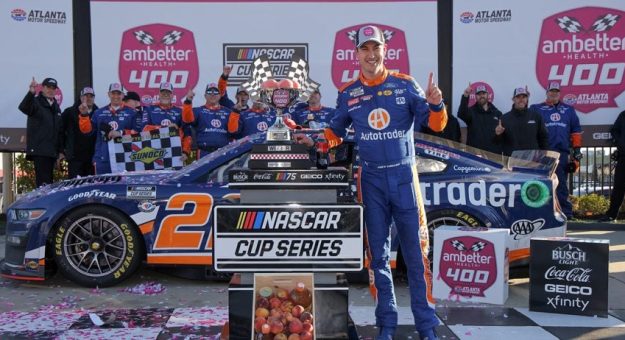 Visit Joey Logano ganó la Ambetter 400 en el Atlanta Motor Speedway page