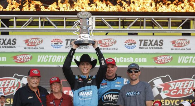 Visit Carson Hocevar ganó la SpeedyCash.com 250 de Truck Series en Texas page