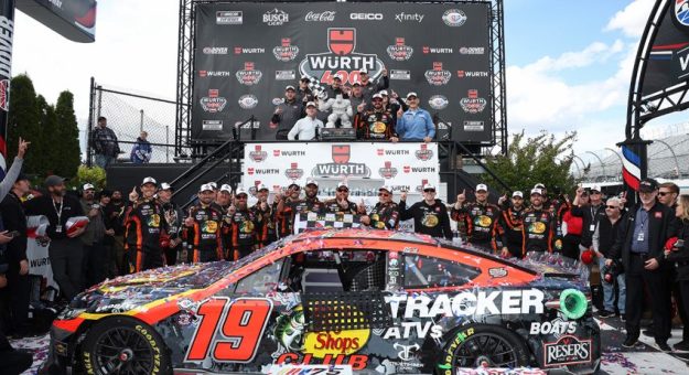 Visit Martin Truex Jr. ganó la Würth 400 de la Cup Series 2023 en Dover page