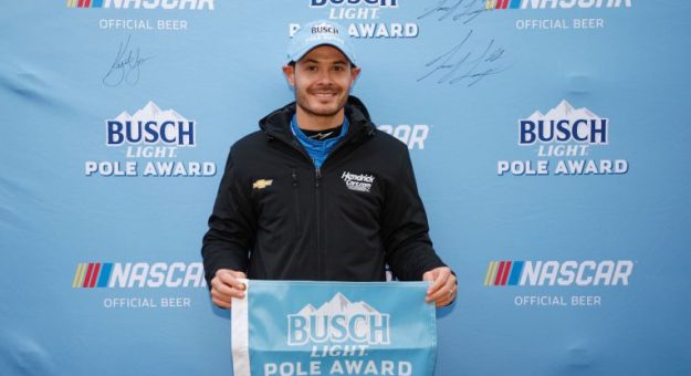 Visit Kyle Larson arrancará desde la Pole Position en la Food City Dirt Race en Bristol page