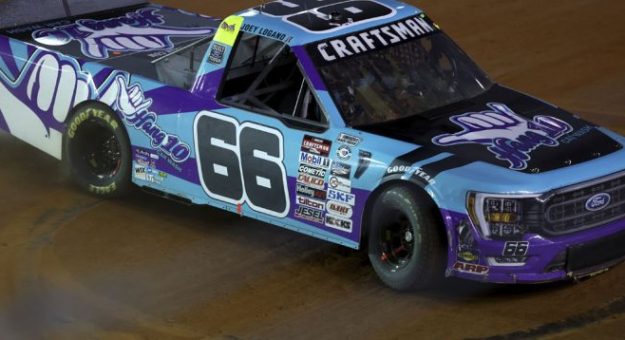 Visit Joey Logano dominó la Weather Guard Truck Race on Dirt en Bristol page