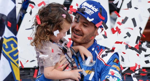 Visit Kyle Larson ganó la NOCO 400 en el Martinsville Speedway page