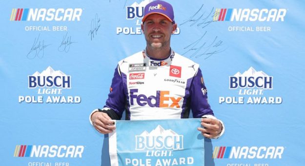 Visit Denny Hamlin ganó la Pole Position GEICO 500 en Talladega page