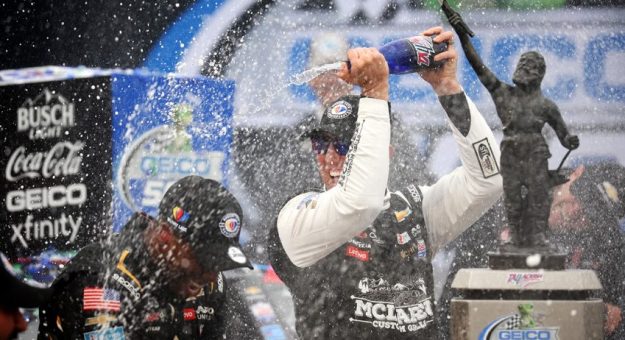 Visit Kyle Busch ganó la GEICO 500 en Talladega evitando el ‘Big One’ en la última vuelta page
