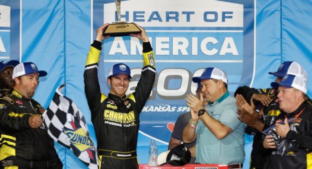 Visit Grant Enfinger ganó la Heart of America 200 en el Kansas Speedway page