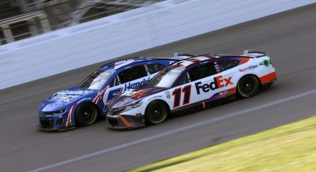 Visit Video análisis de la batalla final entre Denny Hamlin y Kyle Larson en Kansas page