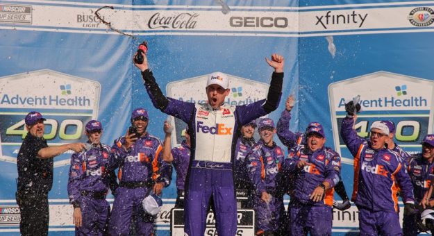Visit Denny Hamlin ganó la Advent Health 400 en el Kansas Speedway page