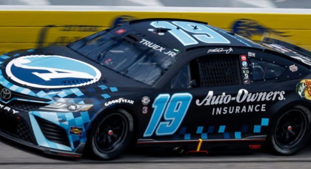 Visit Martin Truex Jr. ganó la Pole Position para la Goodyear 400 en Darlington page