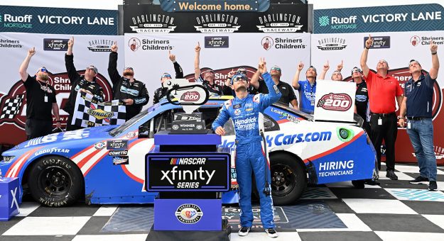 Visit Kyle Larson ganó la Shriners Children’s 200 de la Xfinity Series en Darlington page