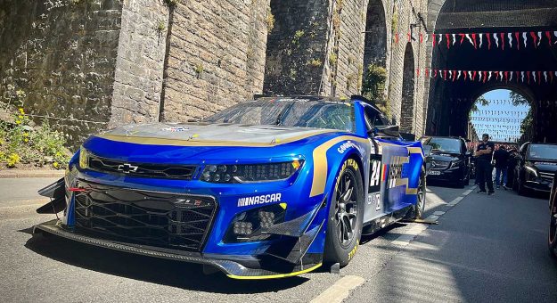 Visit La NASCAR, Jimmie Johnson y el Garage 56 brillaron en el desfile de Le Mans 2023 page