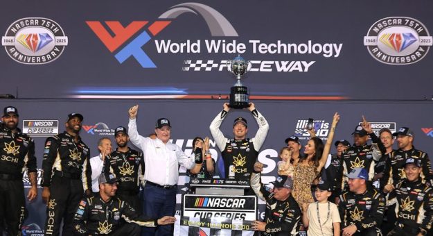 Visit Kyle Busch ganó la Enjoy Illinois 300 en tiempo extra en el World Wide Technology Raceway page