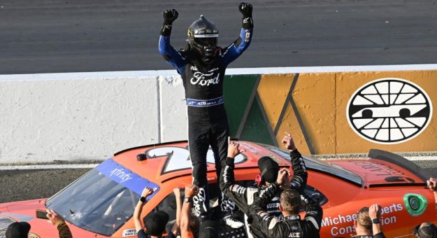 Visit Aric Almirola ganó la carrera inaugural de la Xfinity Series en el Sonoma Raceway page